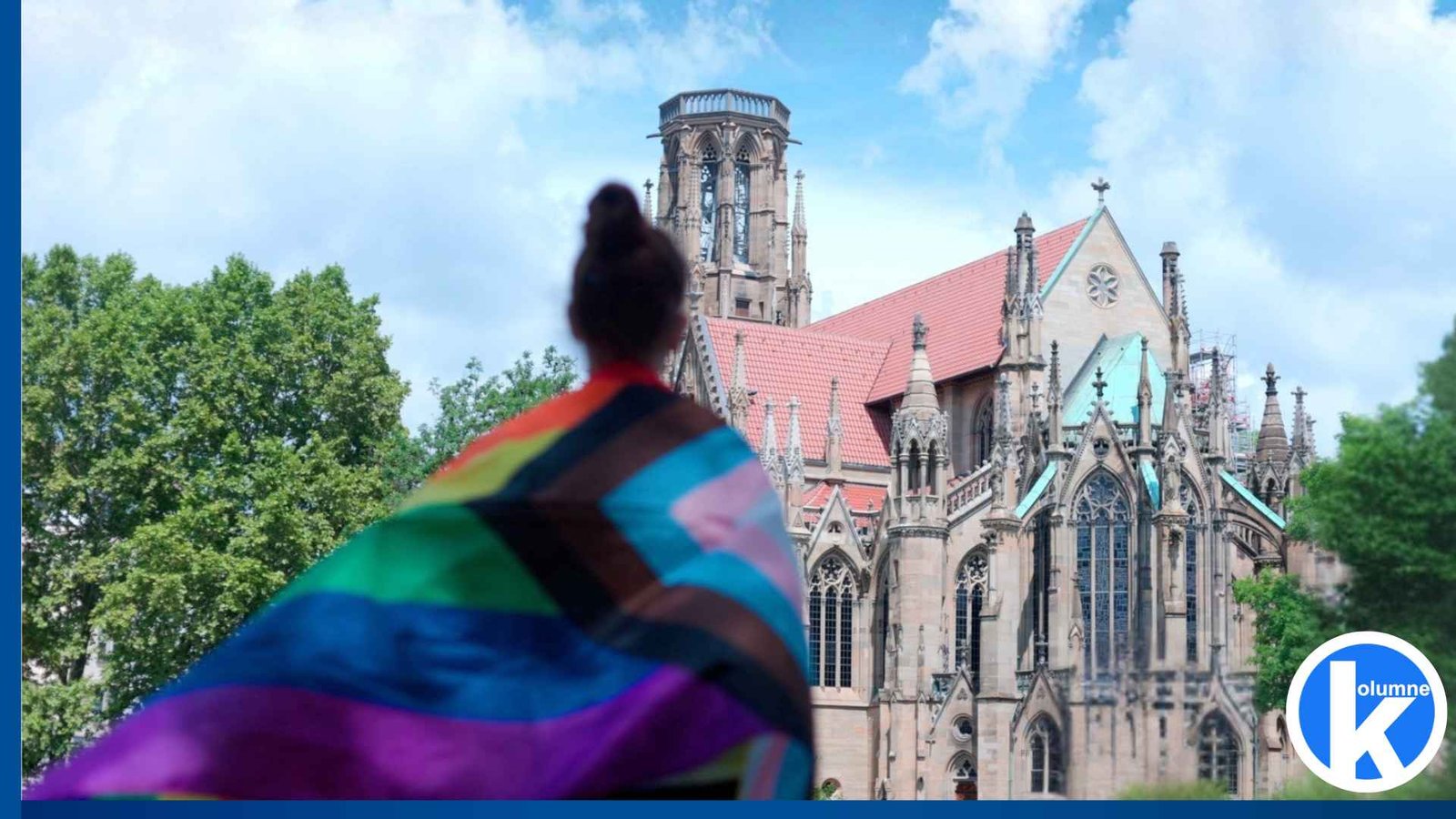 Eine junge Frau steht mit einer Regenbogenflagge vor der Stuttgarter Feuerkirche.
