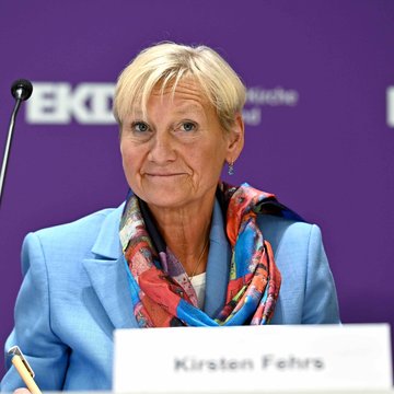 Kirsten Fehrs bei einer Pressekonferenz