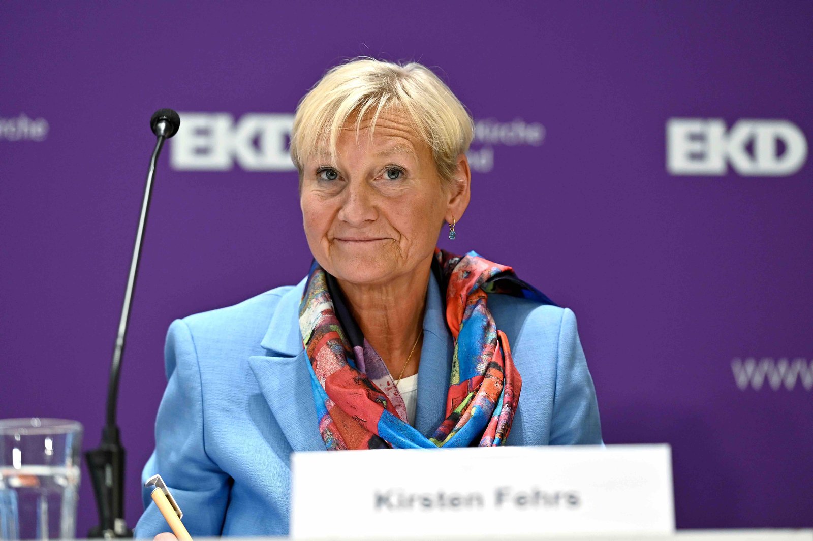 Kirsten Fehrs bei einer Pressekonferenz