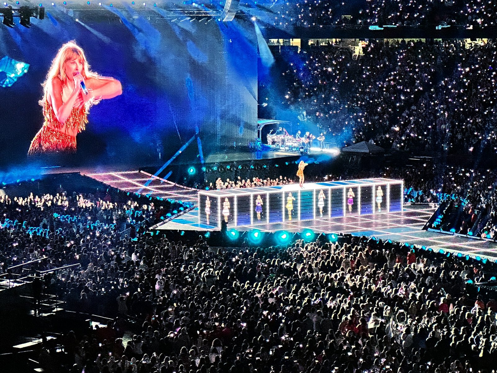 Menschenmenge vor der Bühne auf der Taylor Swift steht.