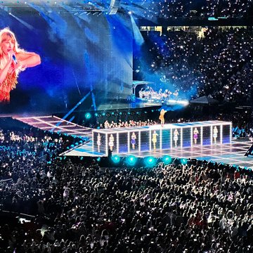 Menschenmenge vor der Bühne auf der Taylor Swift steht.