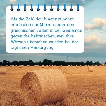 Bibelspruch im Vordergrund. Ein Feld mit Heuballen im Hintergrund.