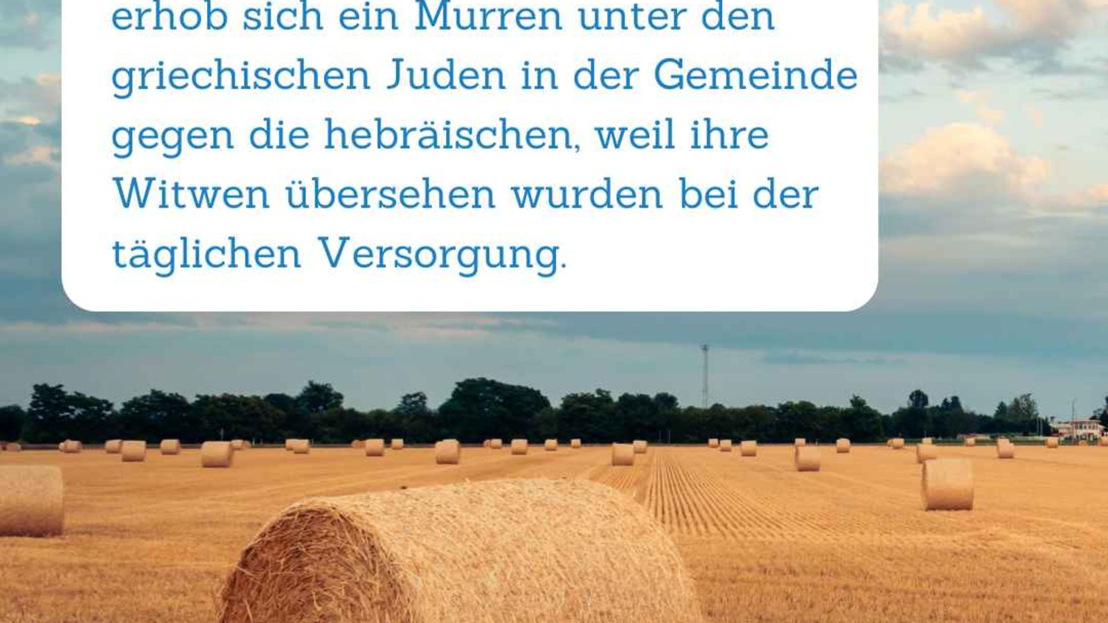 Bibelspruch im Vordergrund. Ein Feld mit Heuballen im Hintergrund.