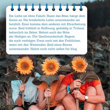 Bibelspruch im Vordergrund, Frauen die Sonnenblumen vor ihr Gesicht halten im Hintergrund