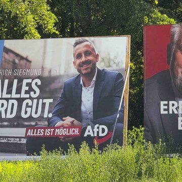 Das Foto zeigt ein AFD Wahlplakat von Ulrich Siegmund in Magdeburg. Daneben ist ein Wahlplakat des SPD-Spitzenkandidaten Armin Willingmann.