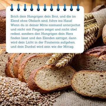 Bibelspruch im Vordergrund. Im Hintergrund sind verschiedene Scheiben Brot zu sehen.