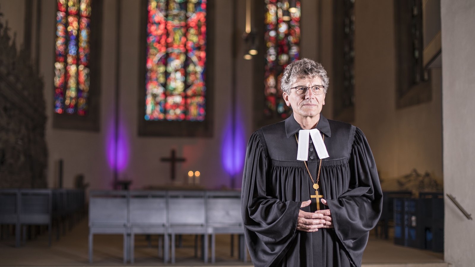 Landesbischof Ernst-Wilhelm Gohl trägt einen Talar in einer Kirche.
