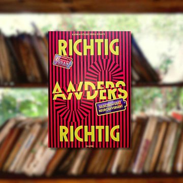 Buchtipp: „Richtig Anders – Anders Richtig.“ im Vordergrund. Im Hintergrund ist ein Bücherregal mit alten Büchern zu sehen.