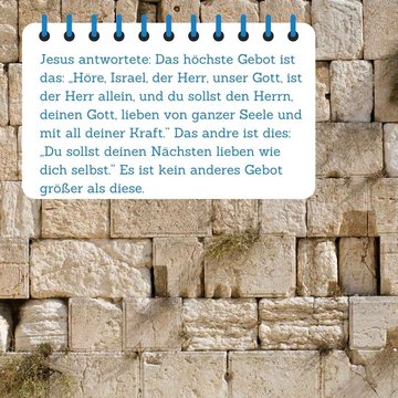 Bibelspruch im Vordergrund. Im Hintergrund ist die Klagemauer zu sehen.