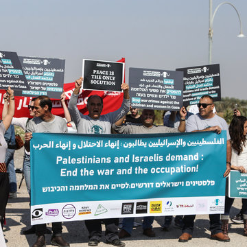 Menschen bei einer Protestaktion der Initiative "Combatants for Peace".