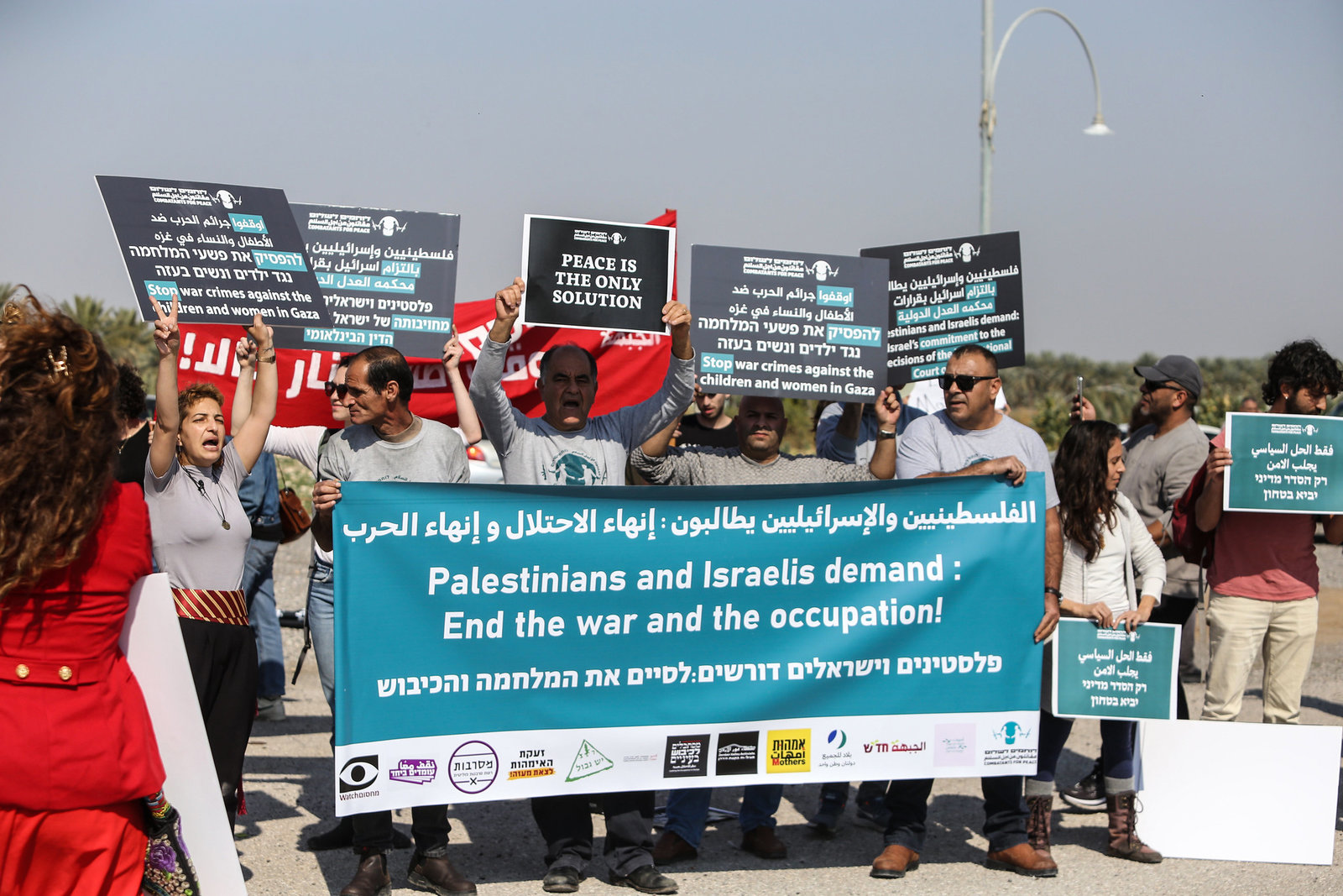 Menschen bei einer Protestaktion der Initiative "Combatants for Peace".