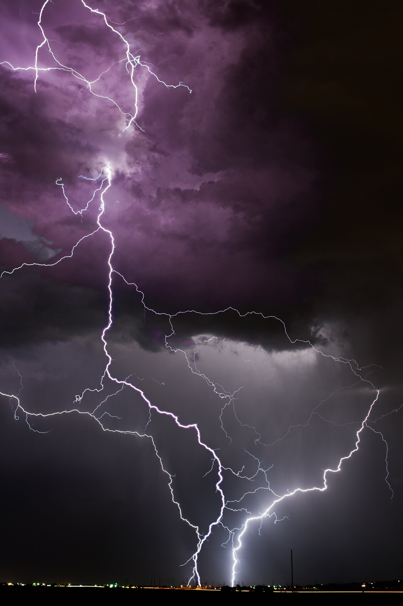 Ein Blitz am Himmel in der Nacht.