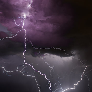 Ein Blitz am Himmel in der Nacht.
