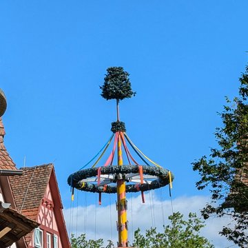 Maibaum in einer Stadt