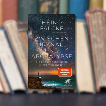 Buchtipp: „Zwischen Urknall und Apokalypse“ im Vordergrund. Im Hintergrund ist eine Reihe an alten Büchern zu sehen.