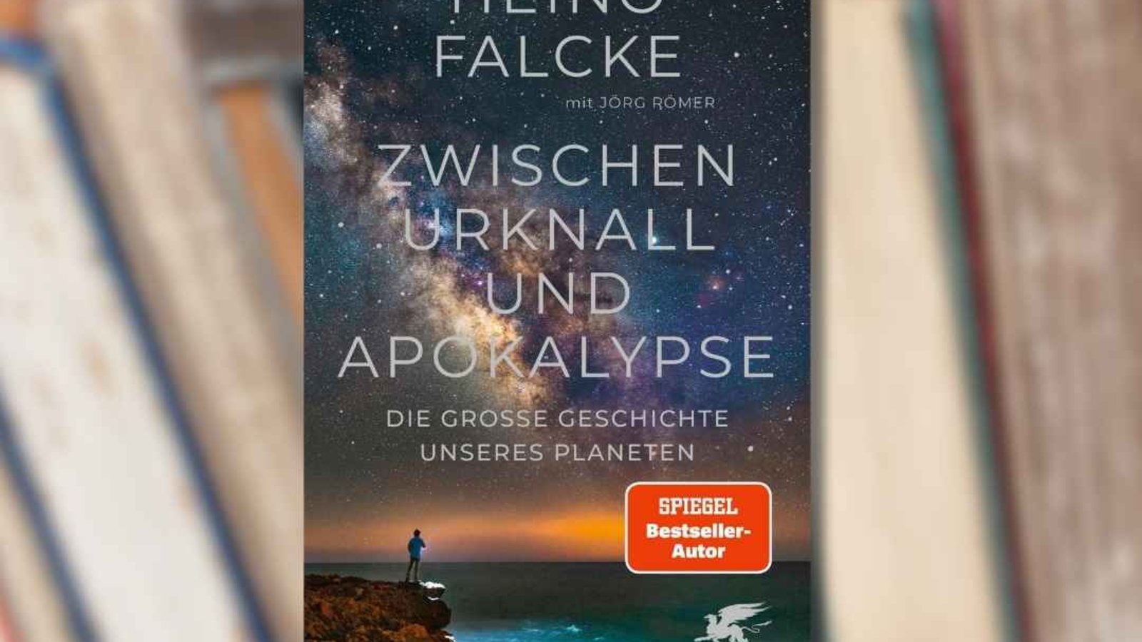 Buchtipp: „Zwischen Urknall und Apokalypse“ im Vordergrund. Im Hintergrund ist eine Reihe an alten Büchern zu sehen.