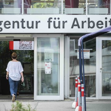 Ein Eingangsbereich eines Bürogebäudes über dem steht „Agentur für Arbeit”
