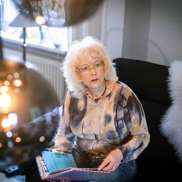 Frau sitzt auf einem Sofa