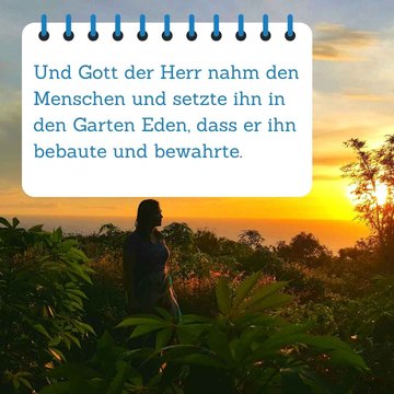 Bibelspruch im Vordergrund. Im Hintergrund befindet sich ein paradiesisch aussehender Garten.