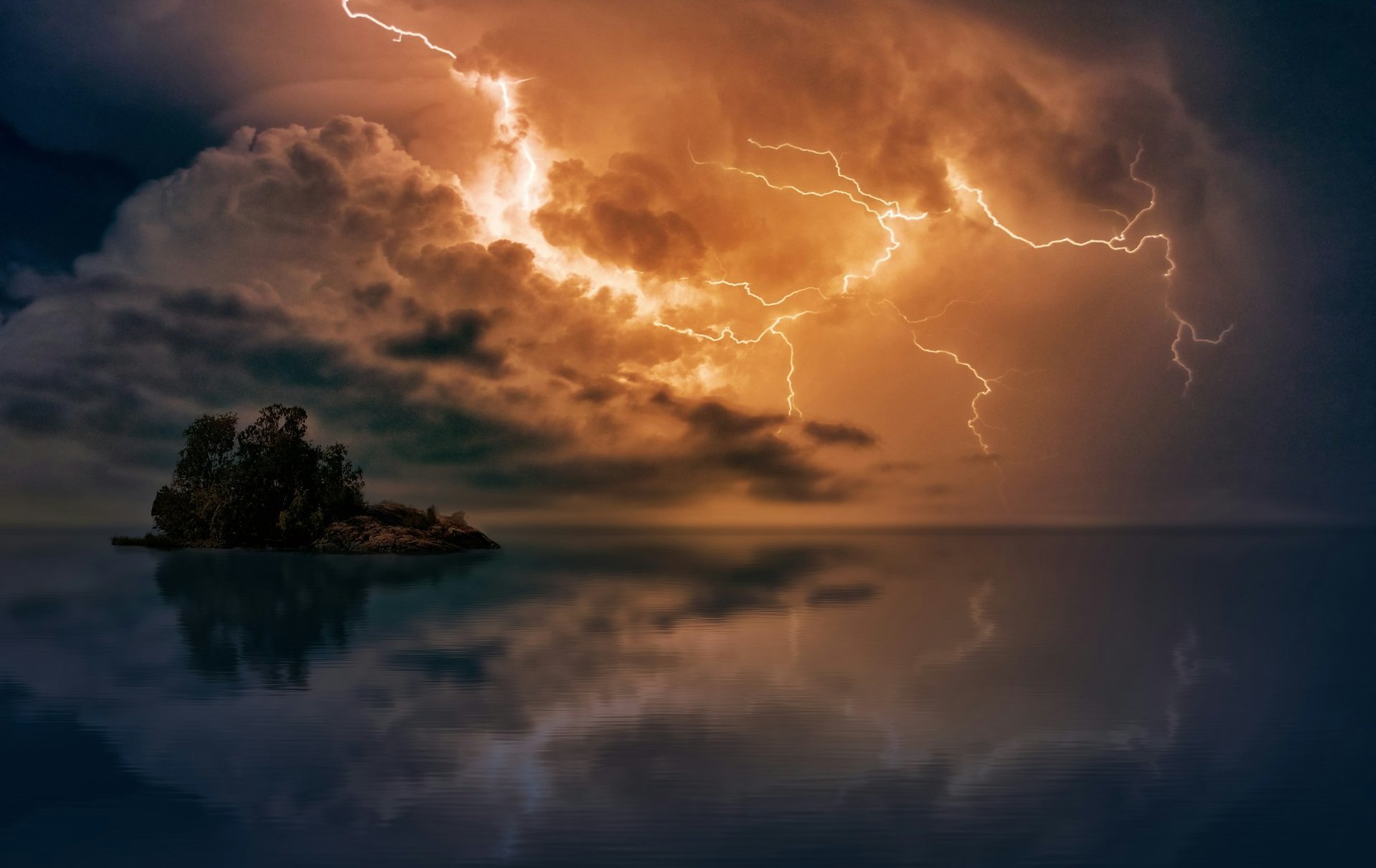 Ein starker Sturm mit hellen Blitzen zieht nachts über das Meer.
