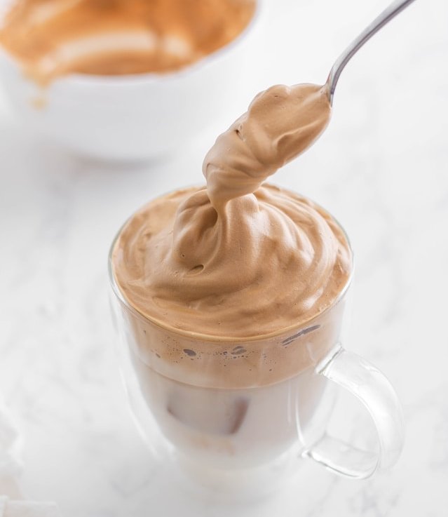 Löffel mit Kaffeecreme in einem Glas