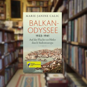 Buchtipp: „Balkan-Odyssee“ im Vordergrund. Im Hintergrund ist ein Buchladen zu sehen.