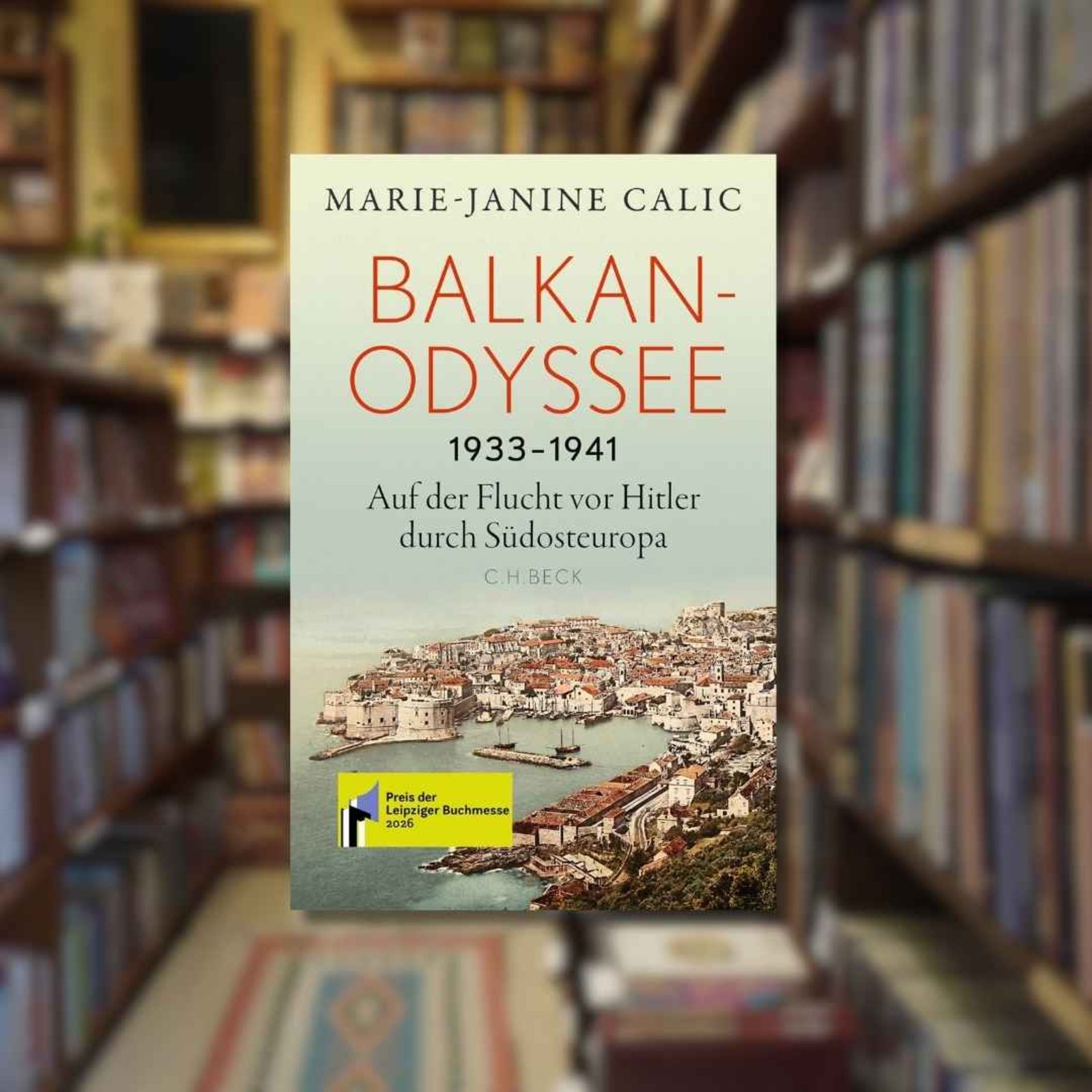 Buchtipp: „Balkan-Odyssee“ im Vordergrund. Im Hintergrund ist ein Buchladen zu sehen.