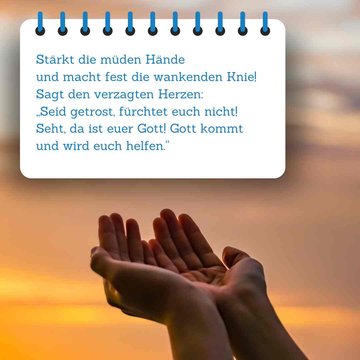 Bibelspruch im Vordergrund, Hände zusammengehalten nach oben gehalten gegen den abendroten Himmel 