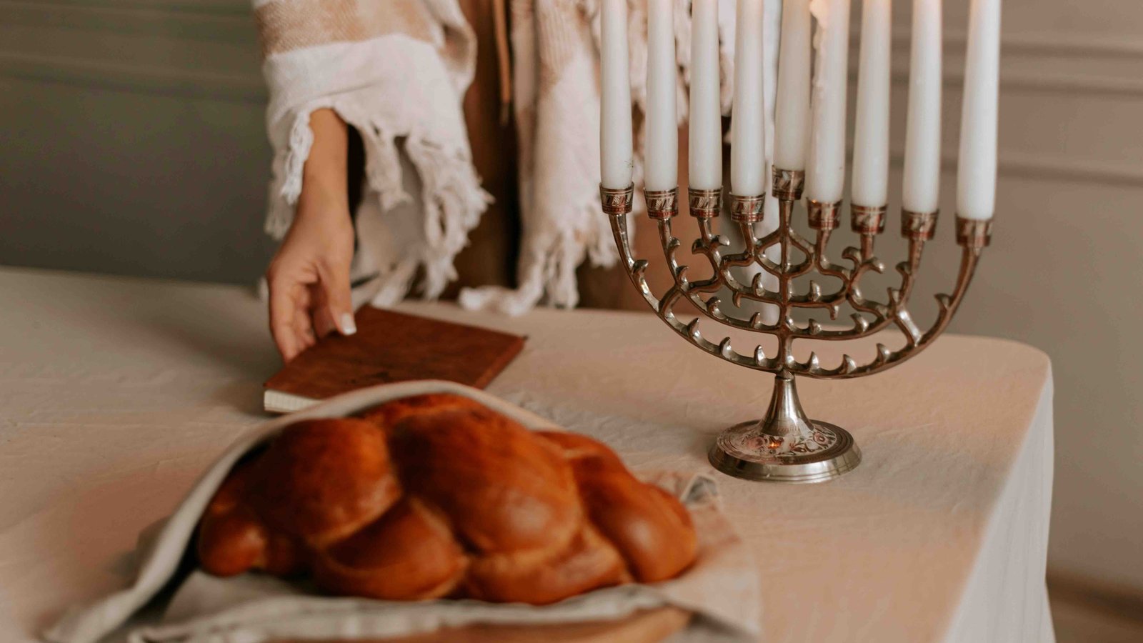 Das Foto zeigt eine Menora und das traditionelle Brot Challot.