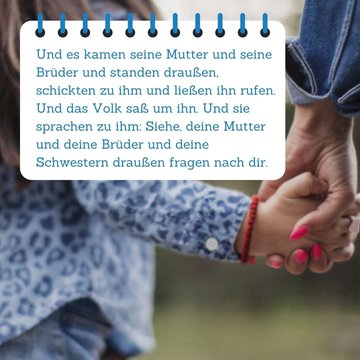 Bibelspruch im Vordergrund. Im Hintergrund sind eine Mutter und ihre Tochter von hinten zu sehen, die sich an der Hand halten.