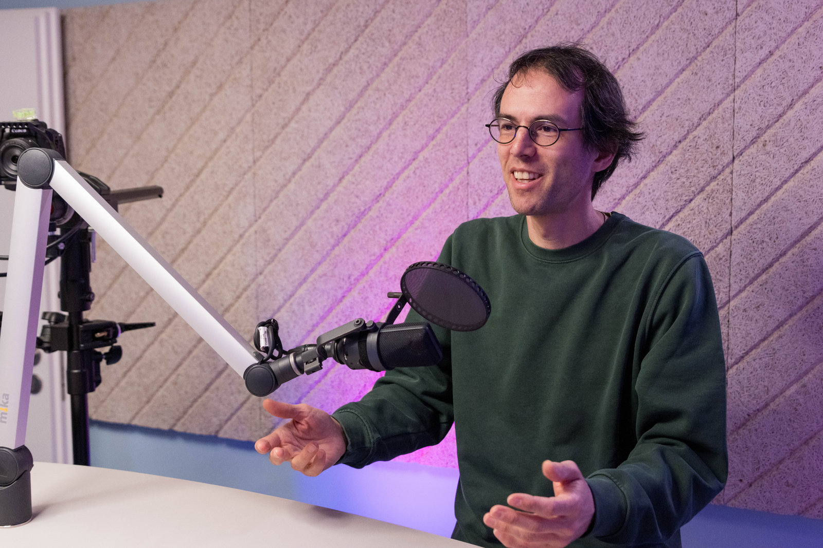 Wissenschaftler André Galli steht im Studio, spricht und gestikuliert.