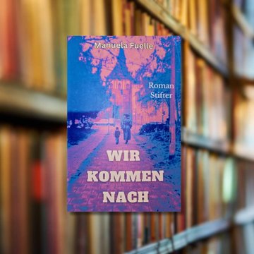 Buchtipp: „Wir kommen nach“ im Vordergrund. Im Hintergrund befindet sich ein Bücherregal.