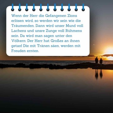 Bibelspruch im Vordergrund, im Hintergrund Sonnenuntergang am See