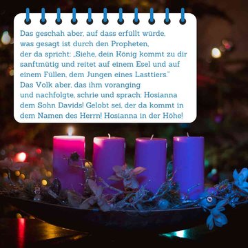 Bibelspruch im Vordergrund, Adventskranz mit erster Kerze angezündet im Hintergrund