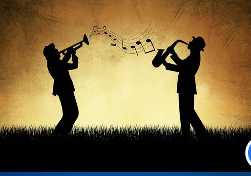 Zwei Silhouetten von Personen, die Trompete und Saxophon spielen sind auf einem goldenen Hintergrund zu sehen. Sie stehen auf einer schwarzen Wiese.