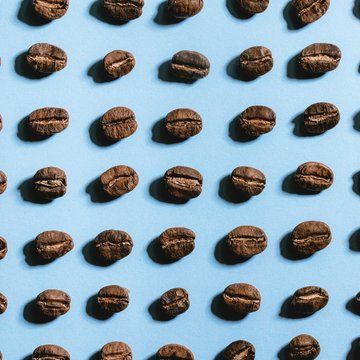 Kaffeebohnen auf blauem Hintergrund