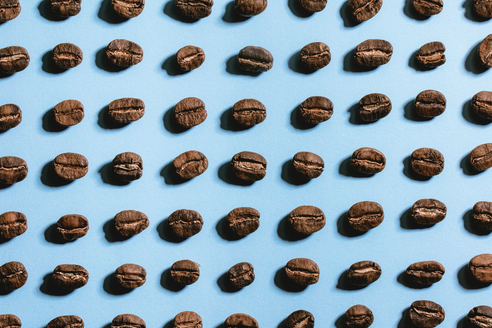 Kaffeebohnen auf blauem Hintergrund