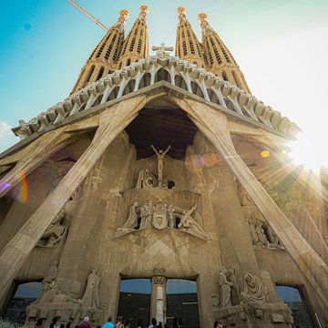 Die Kirche Sagrada Família in Barcelona von unten in den Himmel fotografiert.