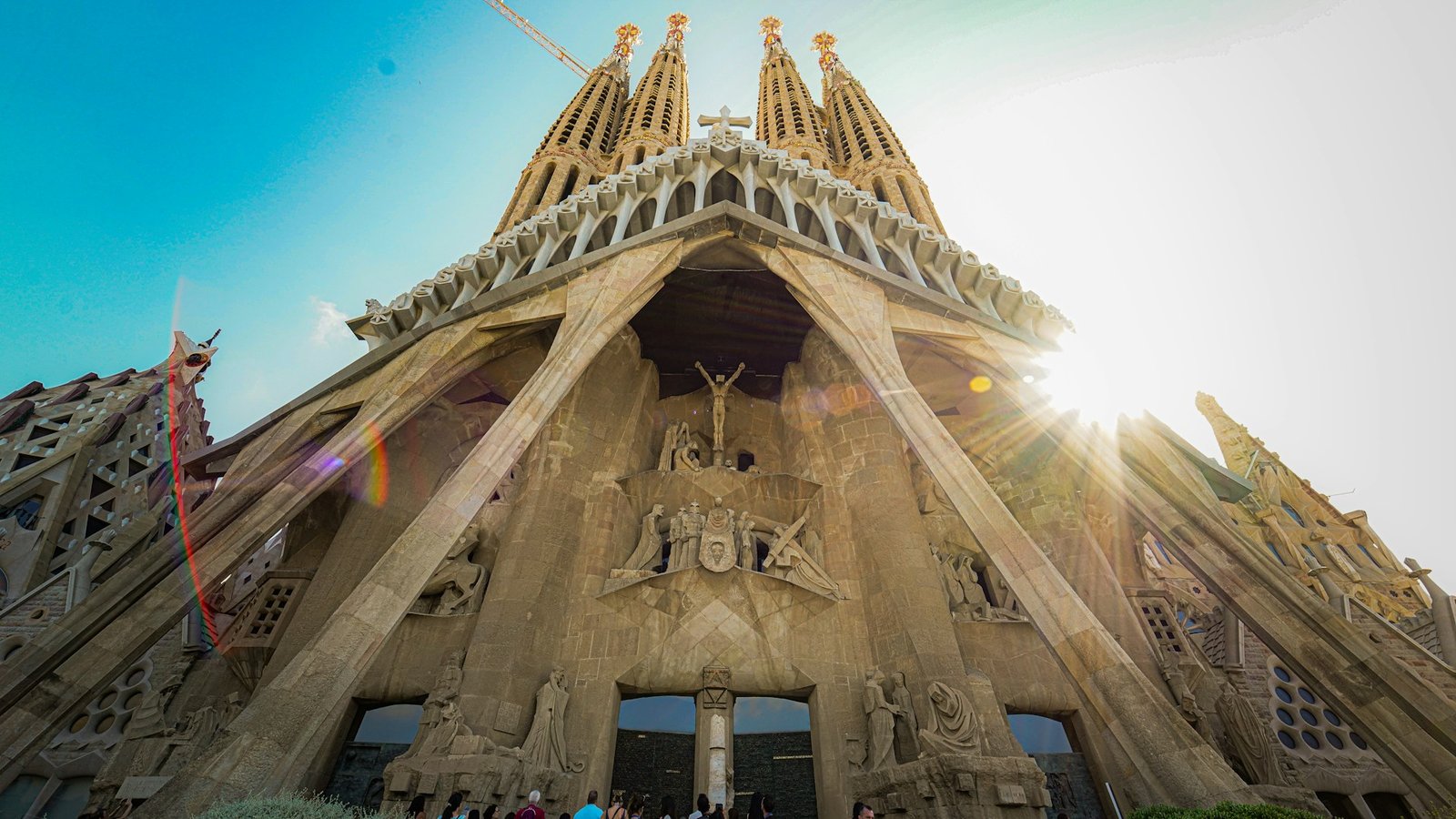 Die Kirche Sagrada Família in Barcelona von unten in den Himmel fotografiert.