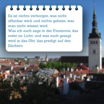 Bibelspruch im Vordergrund, im Hintergrund ist eine Gemeinde mit einem hohen Kirchturm zu sehen.