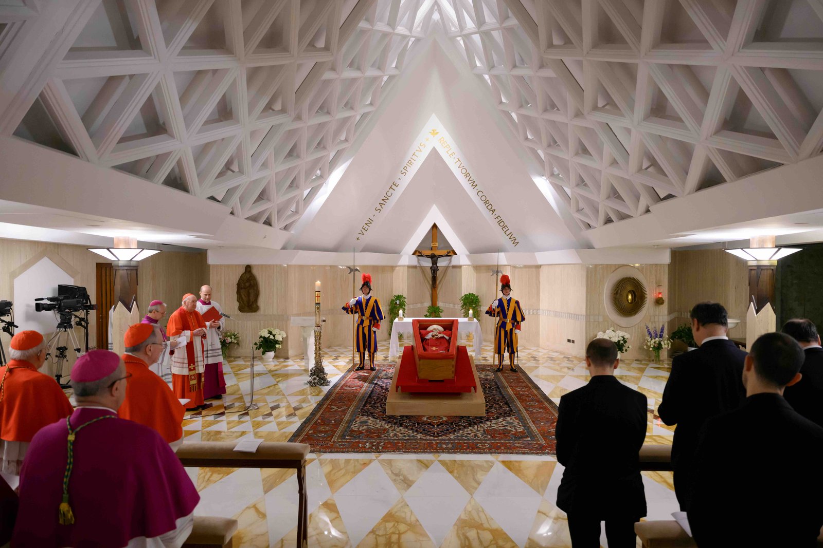  Der Leichnam von Papst Franziskus aufgebahrt in der Kapelle der Vatikanresidenz Santa Marta in Rom