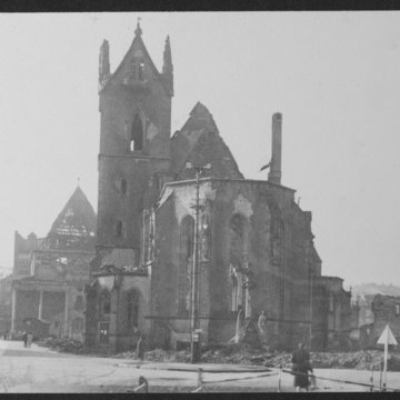 Eine historische schwarz-weiß Aufnahme der Stuttgarter Leonhardskirche in Ruinen.