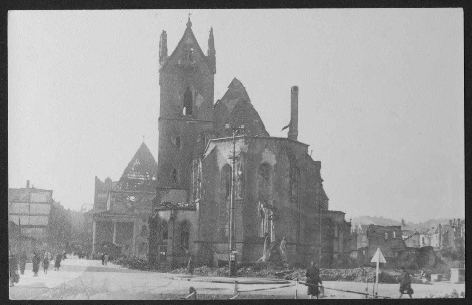 Eine historische schwarz-weiß Aufnahme der Stuttgarter Leonhardskirche in Ruinen.