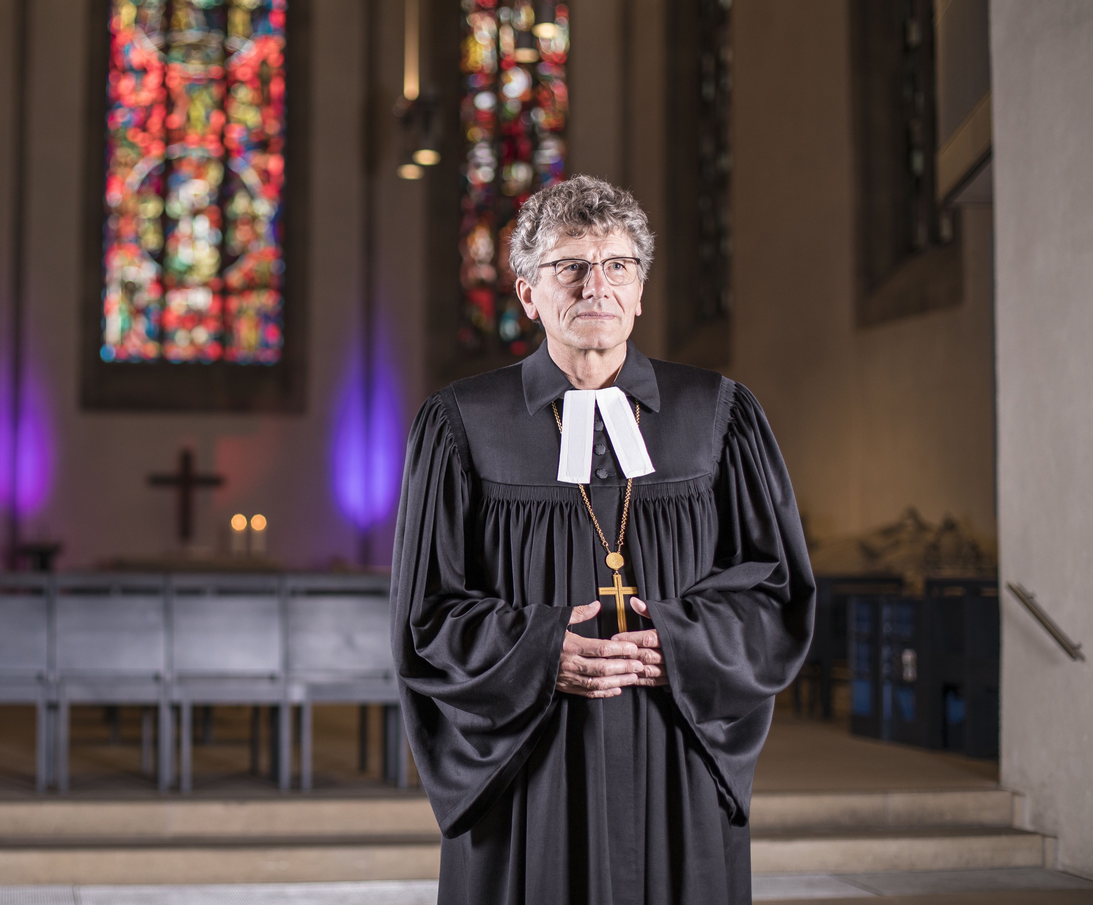 Landesbischof Ernst-Wilhelm Gohl trägt einen Talar in einer Kirche.