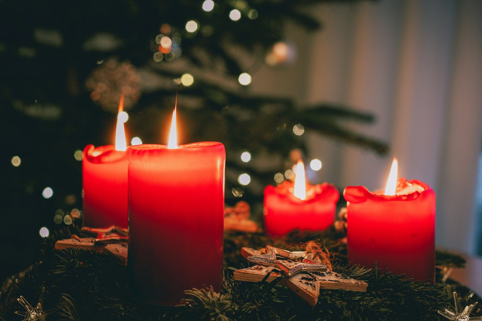 Vier angezündete rote Kerzen am Adventskranz