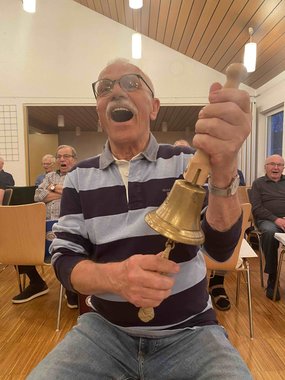 Musiker mit Schiffsglocke