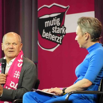 Links sitzt Olaf Scholz, rechts Christina von Saß