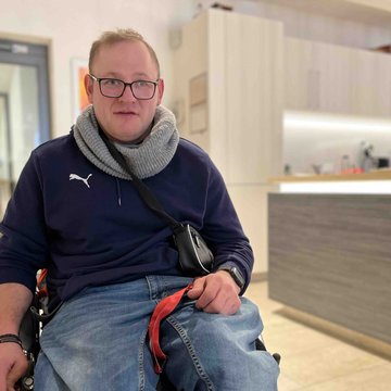 Kristjan Zweigert sitzt im Rollstuhl