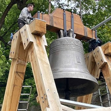Die "Maxima", eine große Glocke, wird in einem Gerüst aufgehängt