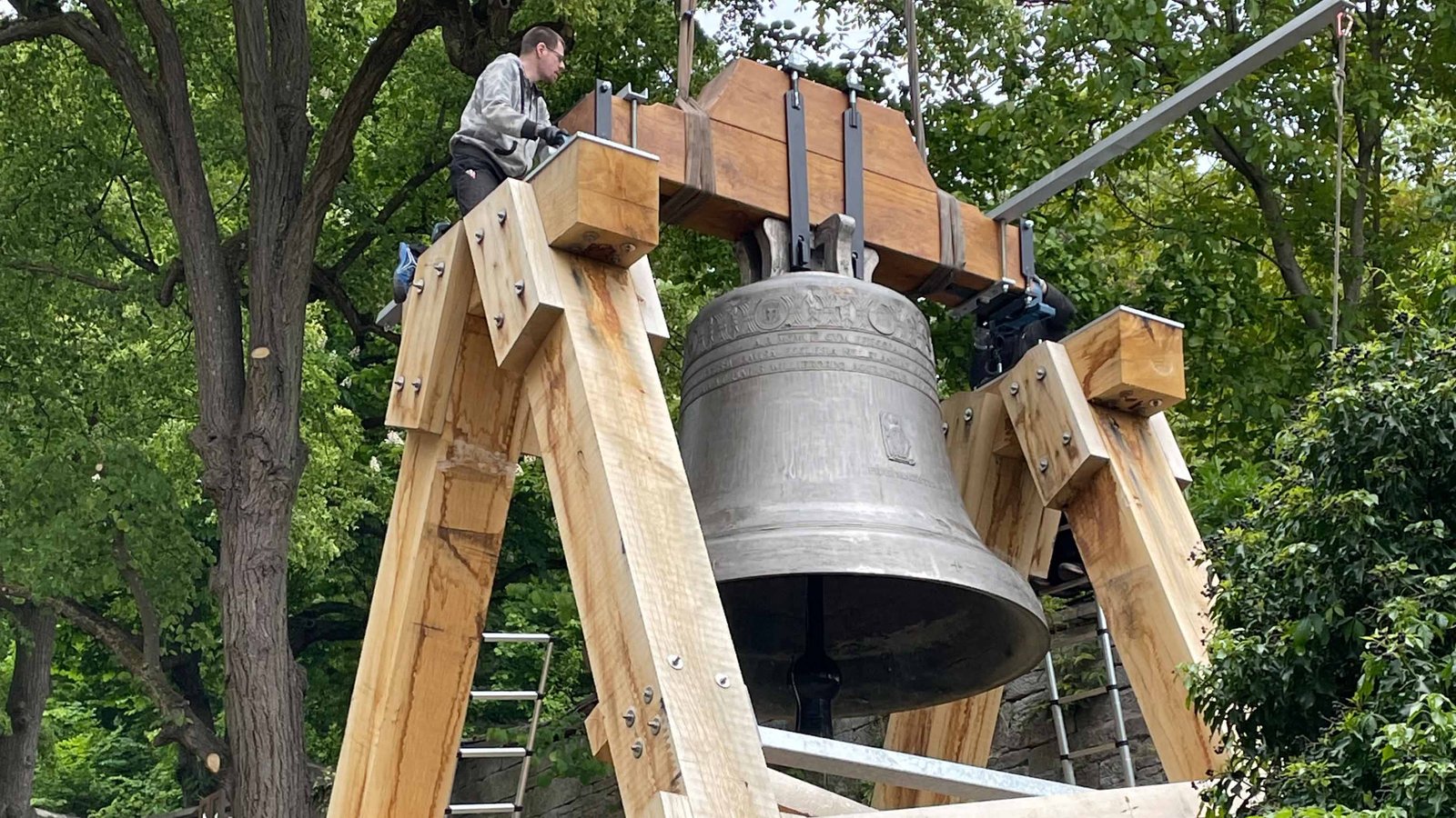 Die "Maxima", eine große Glocke, wird in einem Gerüst aufgehängt